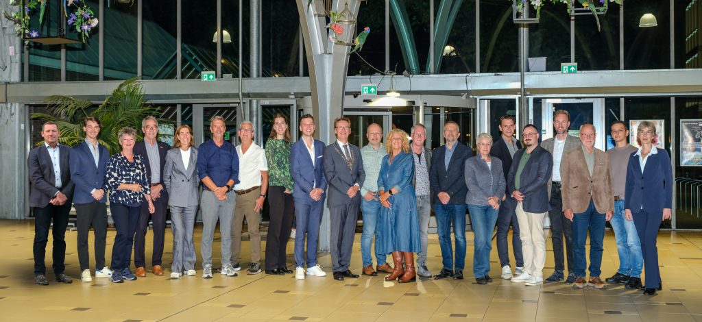 De raadsleden van de gemeente Stede Broec poseren in het winkelcentrum van Bovenkarspel.